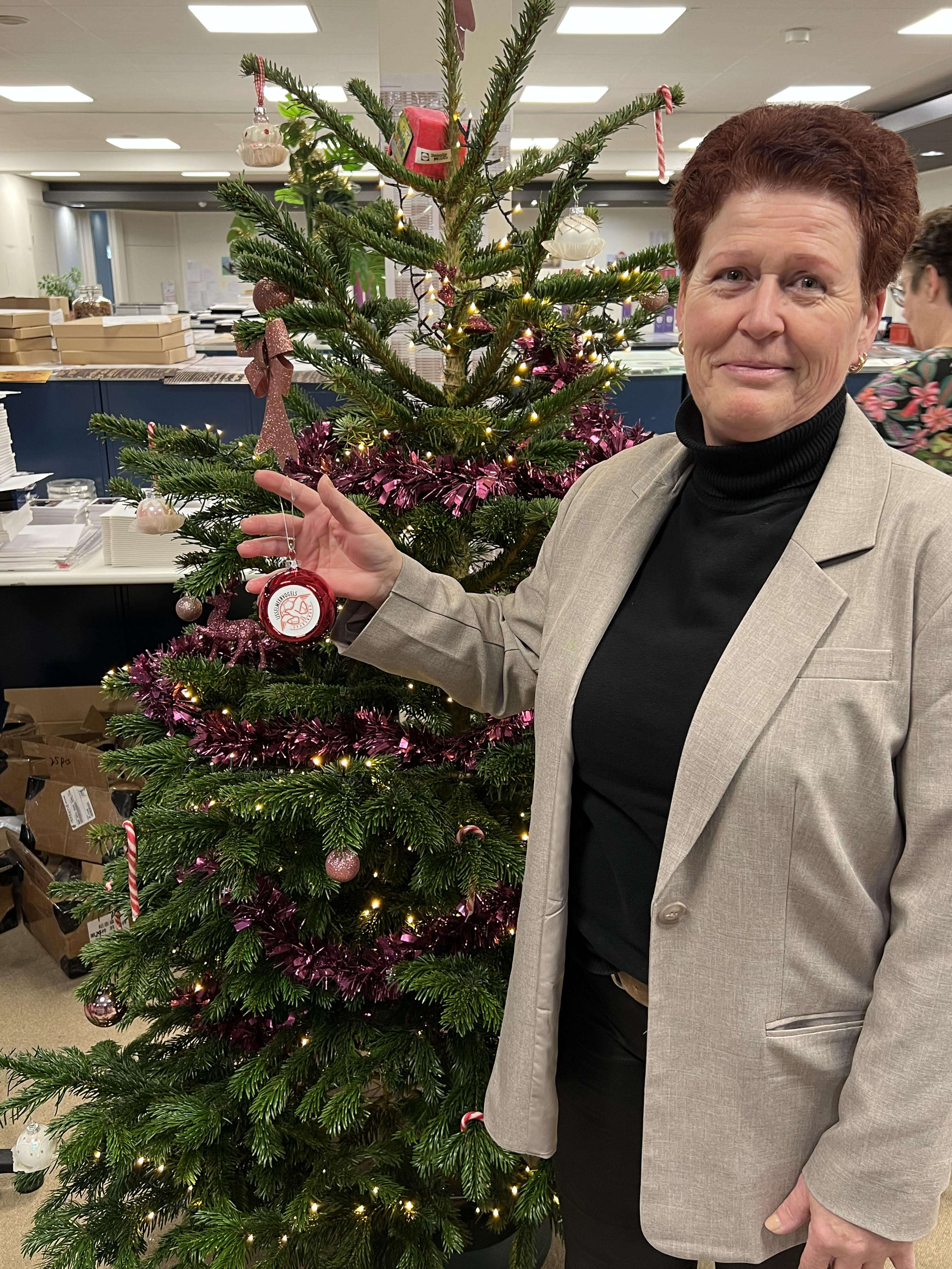 Hilda ontvangt kerstbal