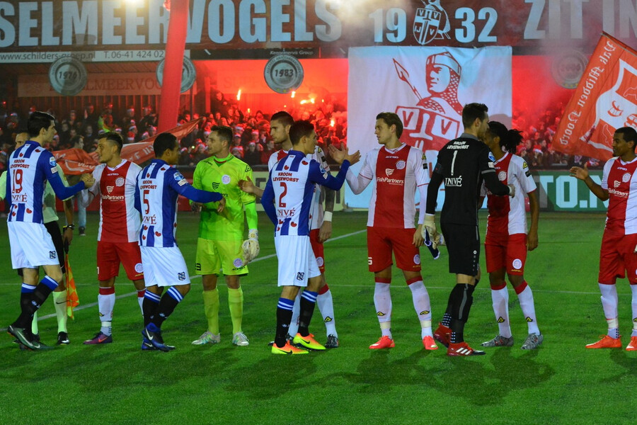 Tribuneplaatsen SV Urk en SC Heerenveen thuis